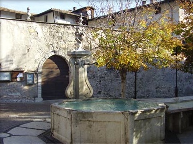 Fontana della piazza