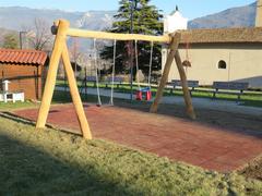 Altalena al nuovo parco di Pedersano Altalena al nuovo parco di Pedersano