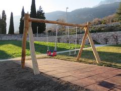 Altalena al nuovo parco di Pedersano Altalena al nuovo parco di Pedersano