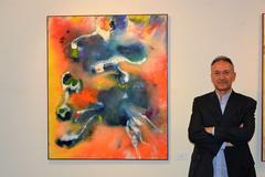 L'artista con una delle sue opere L'artista con una delle sue opere
